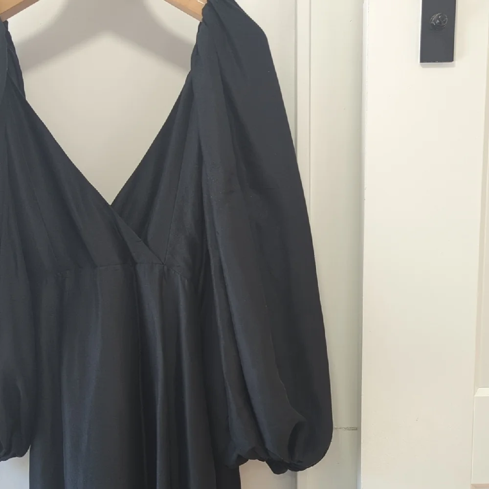 AZEEZA Black Silk Evette Blouson Puff Sleeve Wrap Midi Dress Size XS Bergdorf G